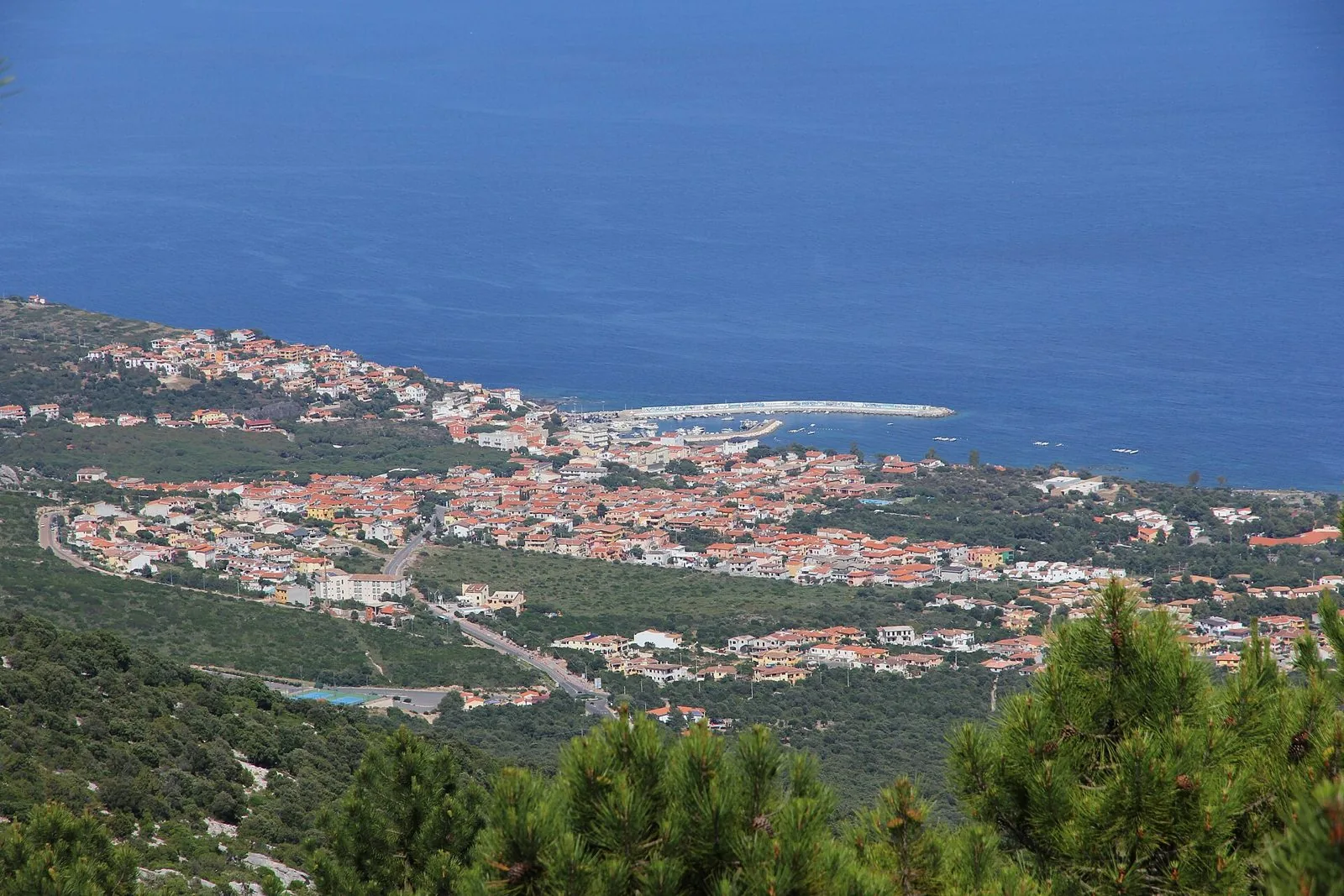 Cala Gonone e il suo porticciolo visti dall'alto dalla strada che scende da Dorgali